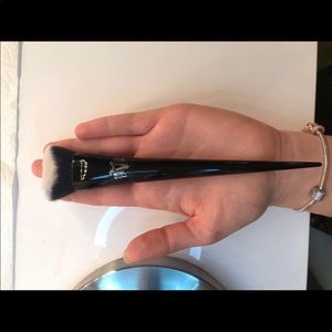 KatVonD Lock-ItEdge Foundation BrushAlllure Winner